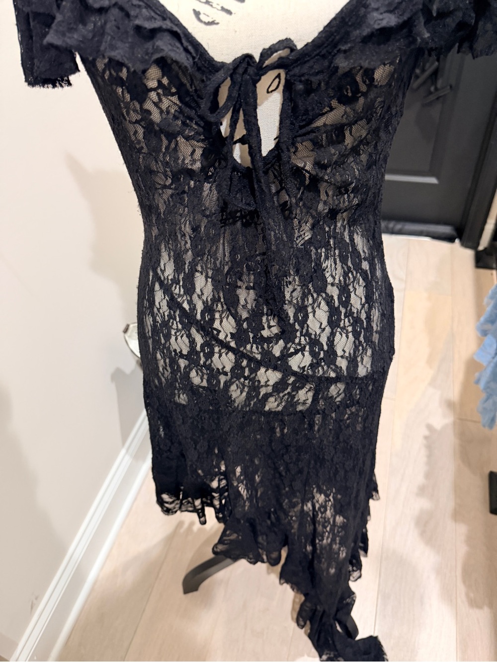 Kimchi Blue - Black Lace Dress with Tie-Front Detail Asymmetrical size M - Picture 3 of 6